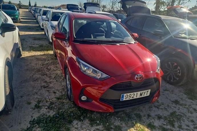 Usado Toyota Yaris Hybrid Active 116 CV (85 kW) 2025 Rojo Utilitario