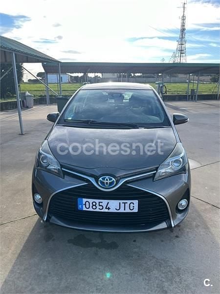 Usado Toyota Yaris Hybrid Active 100 CV (73 kW) 2016 Marrón Berlina