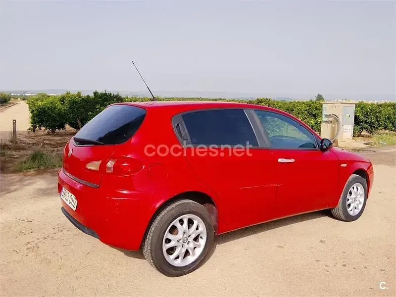 Usado Alfa Romeo 147 Distinctive 120 CV (88 kW) 2005 Rojo Utilitario