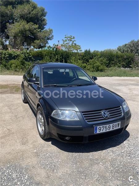 Gris / plata Usado 2002 VW Passat Comfortline Berlina | 2900 € (Buen precio) - Imagen 1/4