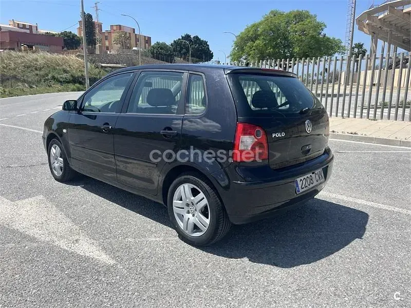 Usado VW Polo Trendline 75 CV (55 kW) 2004 Negro Berlina