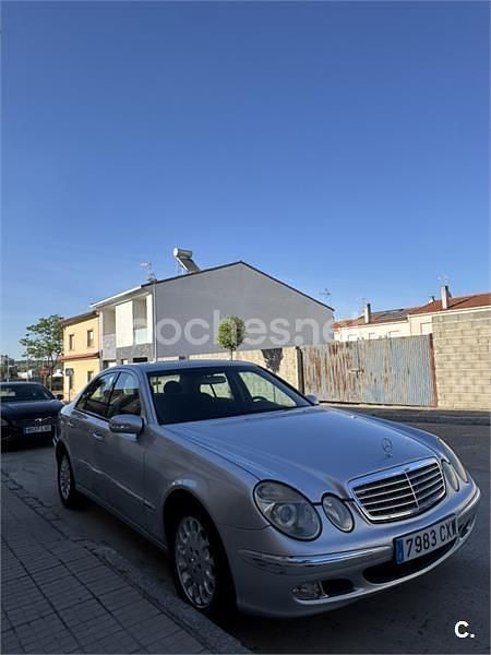 Usado Mercedes E270 Avantgarde 177 CV (130 kW) 2004 Gris / plata Berlina