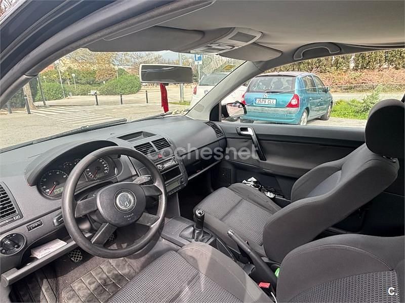 Usado VW Polo Highline 75 CV (55 kW) 2004 Negro Utilitario