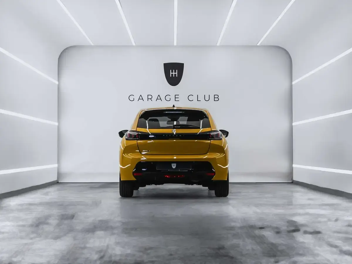 Usado Peugeot 208 Allure 101 CV (74 kW) 2023 Amarillo Utilitario