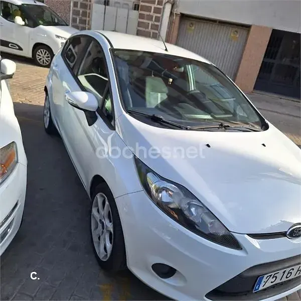 Usado Ford Fiesta 95 CV (69 kW) 2011 Blanco Berlina