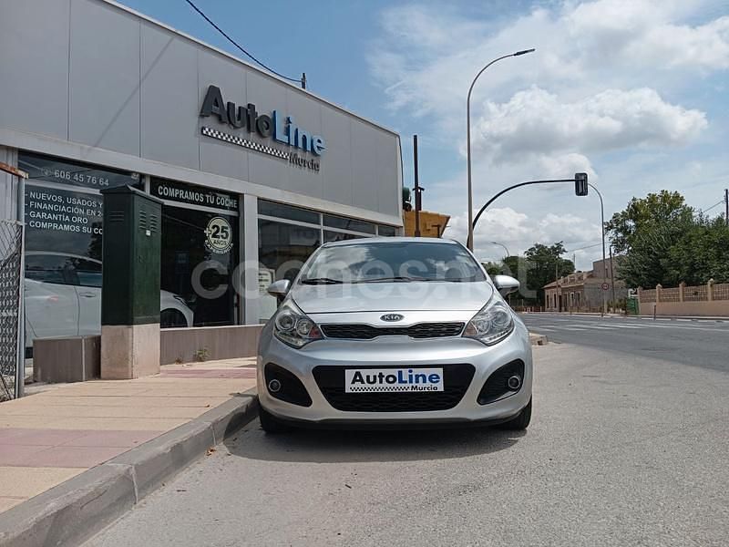 Usado Kia Rio 85 CV (62 kW) 2012 Gris / plata Berlina
