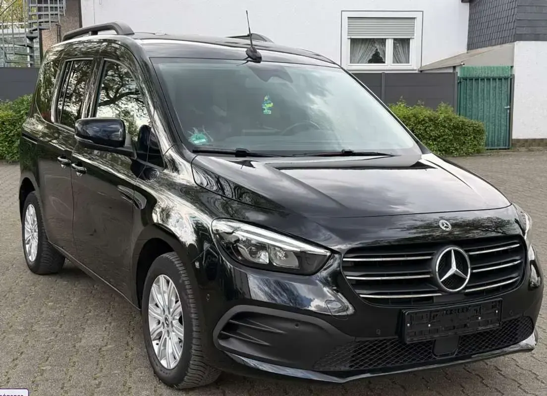 Usado Mercedes 180 116 CV (85 kW) 2023 Negro Berlina