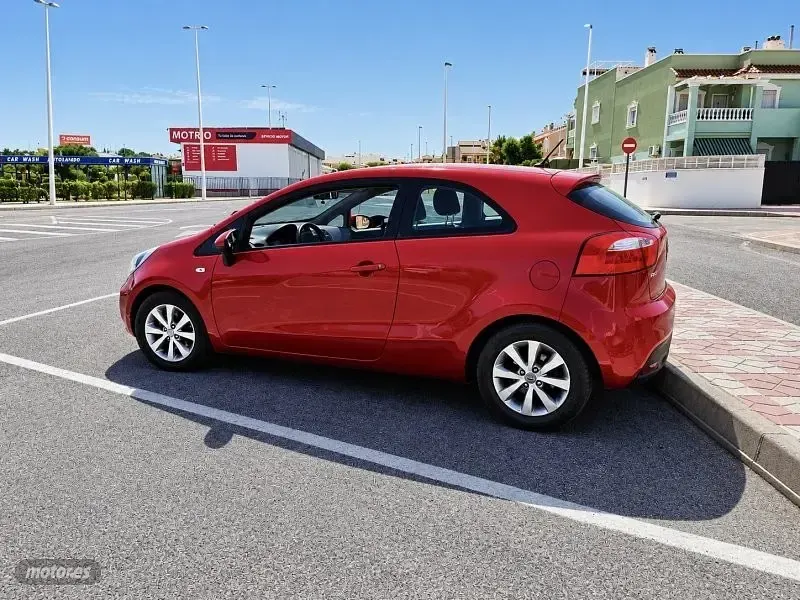 Usado Kia Rio 2012 Rojo Familiar