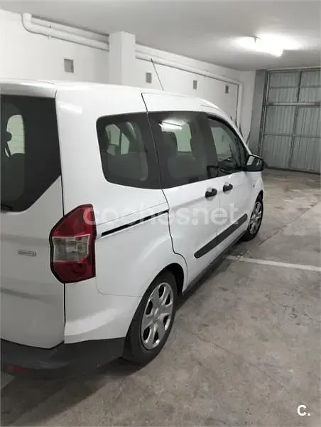 Usado Ford Tourneo Courier Ambiente 100 CV (73 kW) 2015 Blanco Monovolumen