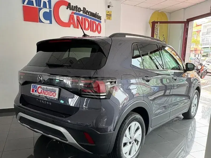 Usado VW T-Cross Life 95 CV (69 kW) 2024 Gris / plata SUV