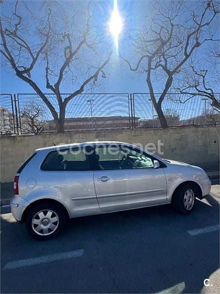 Usado VW Polo Trendline 100 CV (73 kW) 2002 Gris / plata Berlina
