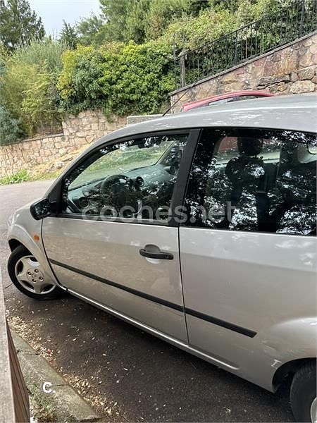 Gris / plata Usado 2003 Ford Fiesta Trend Utilitario | 800 € (Super precio) - Imagen 1/4