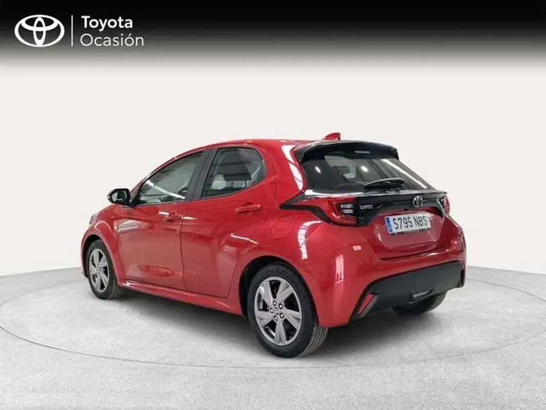 Usado Toyota Yaris Active 116 CV (85 kW) 2025 Rojo Utilitario