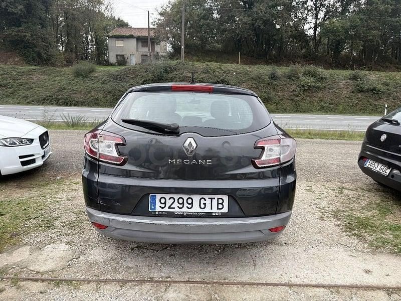 Usado Renault Mégane GrandTour Dynamique 105 CV (77 kW) 2010 Gris / plata Familiar