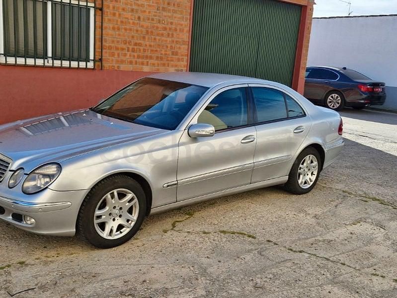 Usado Mercedes E320 Avantgarde 204 CV (150 kW) 2004 Gris / plata Berlina
