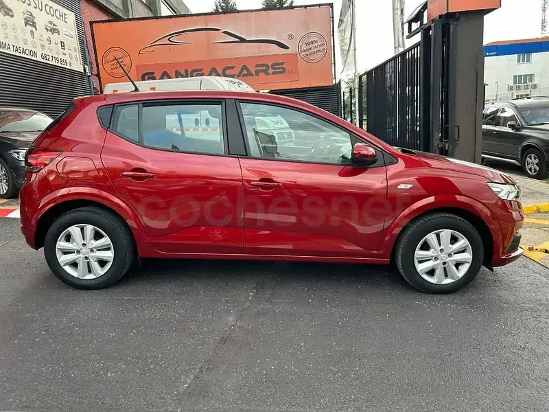 Usado Dacia Sandero Comfort 101 CV (74 kW) 2021 Granate Berlina