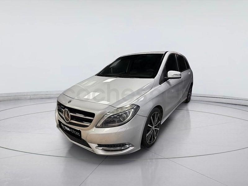 Usado Mercedes B180 109 CV (80 kW) 2014 Gris / plata Monovolumen