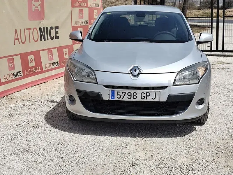 Usado Renault Mégane III Dynamique 105 CV (77 kW) 2009 Gris / plata Berlina