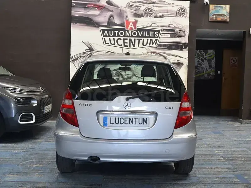Usado Mercedes A180 Avantgarde 109 CV (80 kW) 2005 Gris / plata Monovolumen