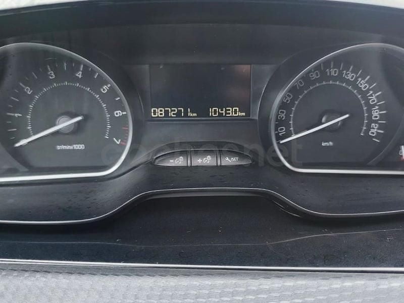 Usado Peugeot 208 Style 82 CV (60 kW) 2018 Blanco Utilitario