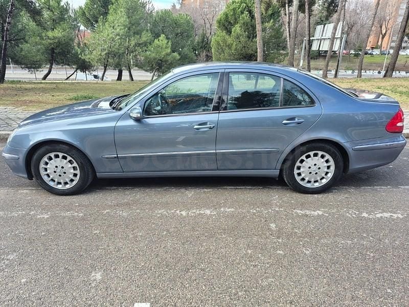 Usado Mercedes E320 Elegance 224 CV (164 kW) 2006 Gris / plata Berlina