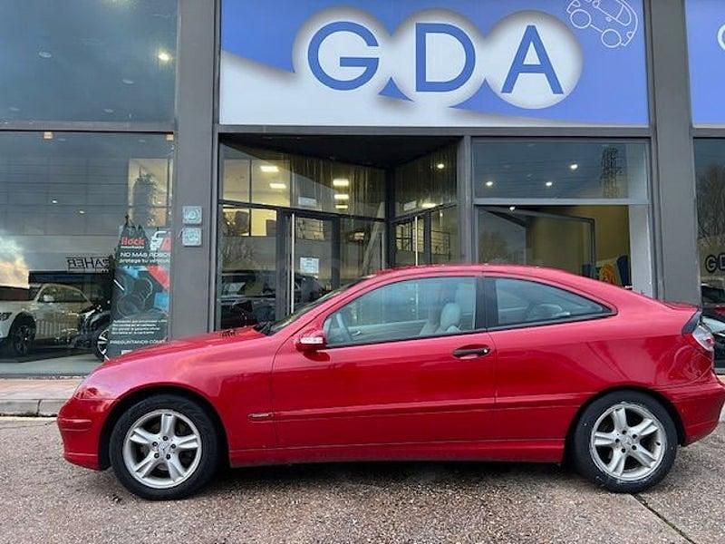Usado Mercedes C200 122 CV (89 kW) 2004 Rojo Berlina