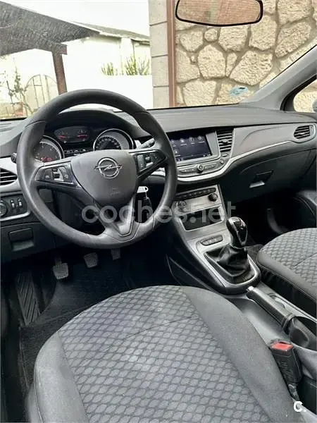 Usado Opel Astra 105 CV (77 kW) 2020 Gris / plata Berlina