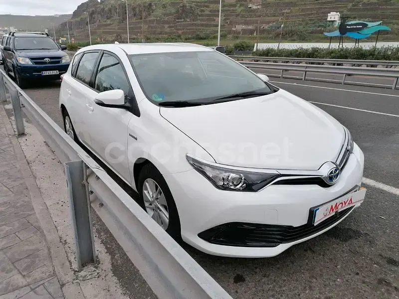 Usado Toyota Auris Hybrid Active 136 CV (100 kW) 2017 Blanco Berlina