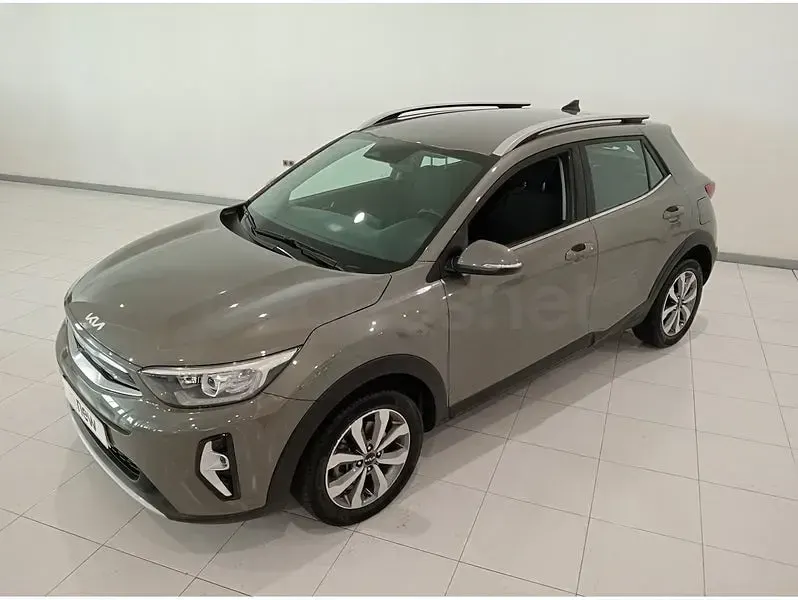 Usado Kia Stonic 84 CV (61 kW) 2023 Gris / plata SUV