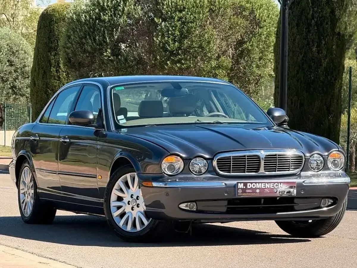 Usado Jaguar XJ8 Executive 300 CV (220 kW) 2004 Gris / plata Berlina