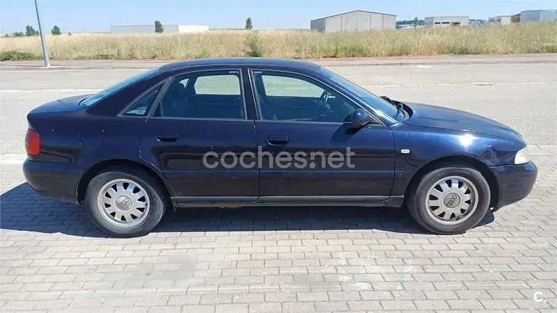 Usado Audi A4 110 CV (80 kW) 1999 Azul Berlina