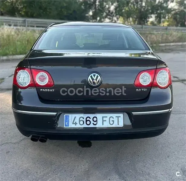 Usado VW Passat Highline 170 CV (125 kW) 2006 Gris / plata Berlina
