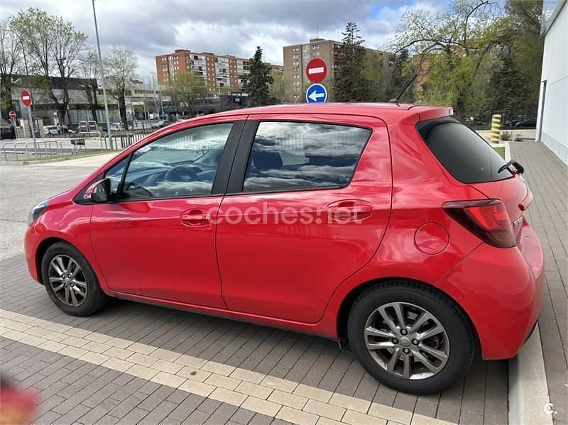 Usado Toyota Yaris Active 69 CV (50 kW) 2016 Rojo Berlina