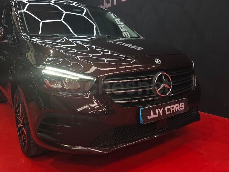 Usado Mercedes T180 116 CV (85 kW) 2023 Granate Monovolumen