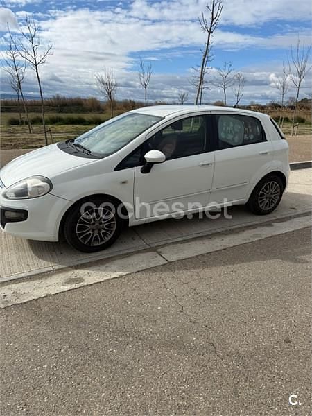 Usado Fiat Punto Evo Dynamic 77 CV (56 kW) 2011 Blanco Utilitario