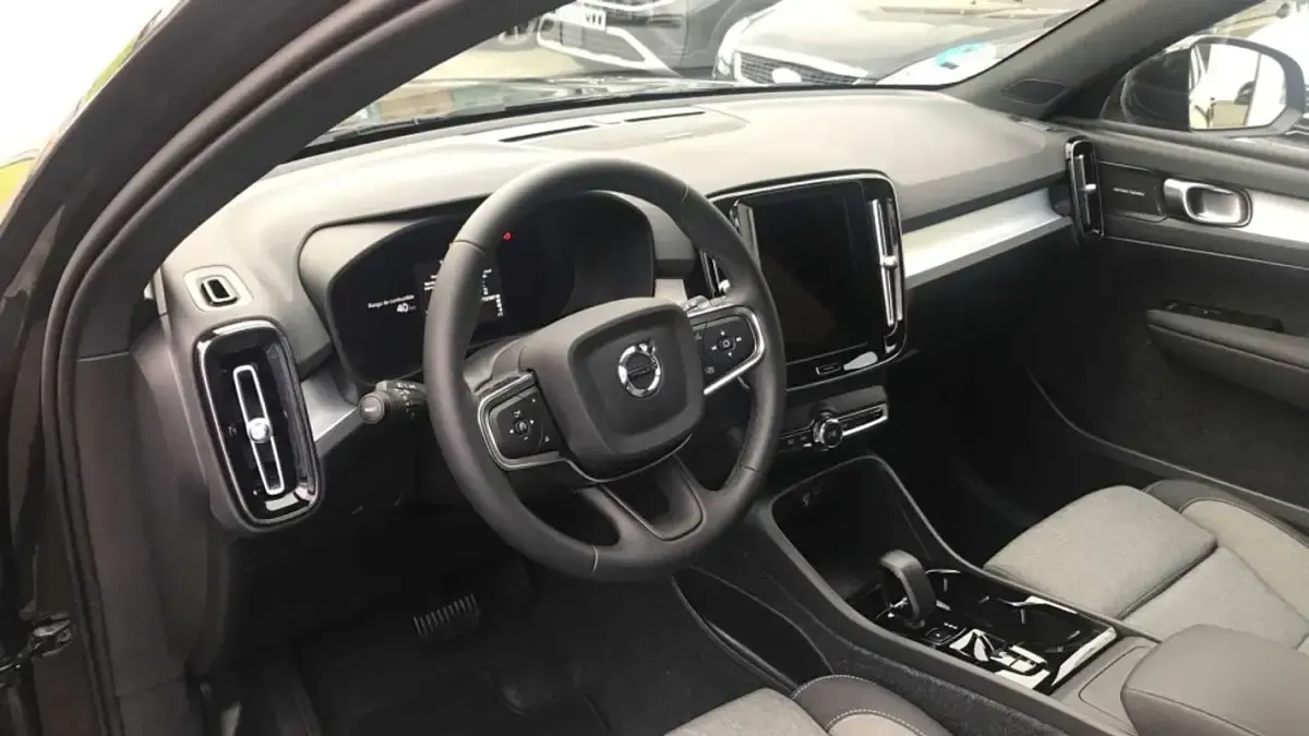 Nuevo Volvo XC40 Plus 163 CV (119 kW) 2026 Negro SUV