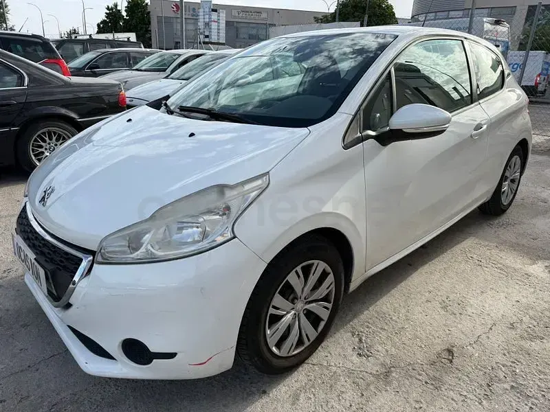 Usado Peugeot 208 Access 82 CV (60 kW) 2012 Blanco Utilitario