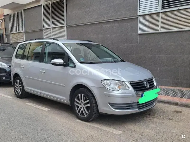 Usado VW Touran Highline 140 CV (102 kW) 2010 Gris / plata Monovolumen