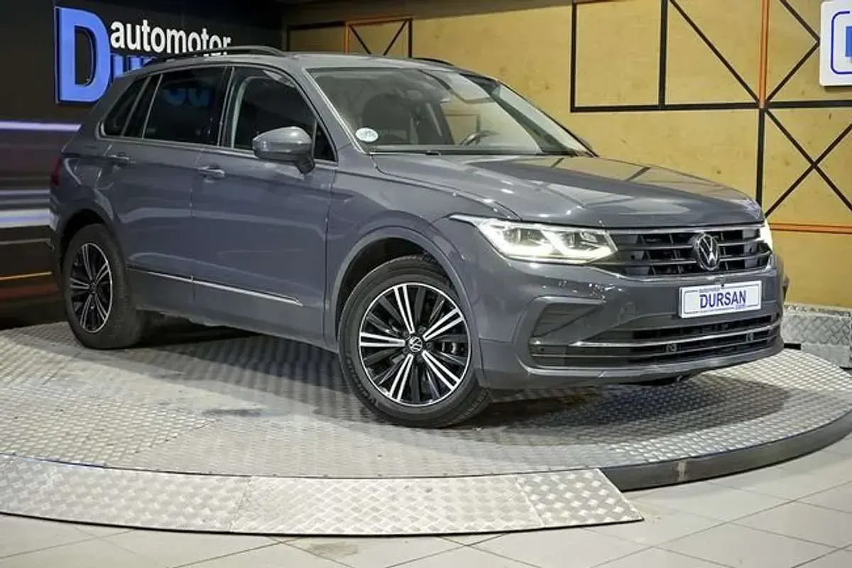 Usado VW Tiguan Life 150 CV (110 kW) 2022 Gris SUV