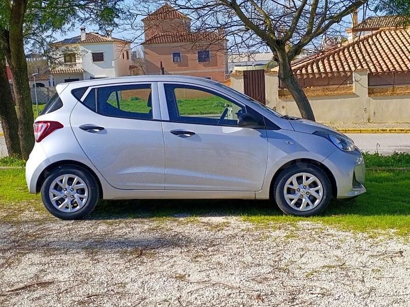 Usado Hyundai i10 67 CV (49 kW) 2020 Gris / plata Utilitario