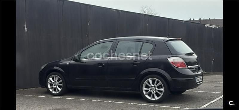 Usado Opel Astra Cosmo 120 CV (88 kW) 2005 Negro Berlina
