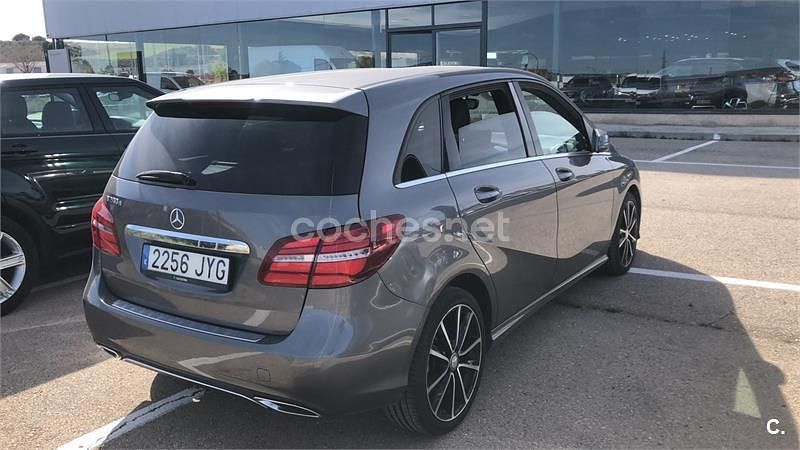 Usado Mercedes B200 136 CV (100 kW) 2017 Gris / plata Monovolumen