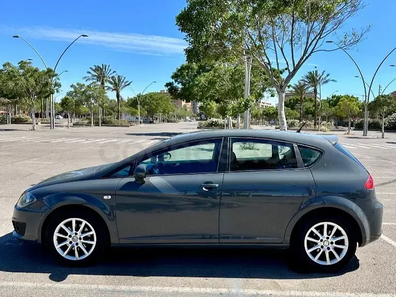 Usado Seat Leon Style 105 CV (77 kW) 2011 Gris / plata Utilitario