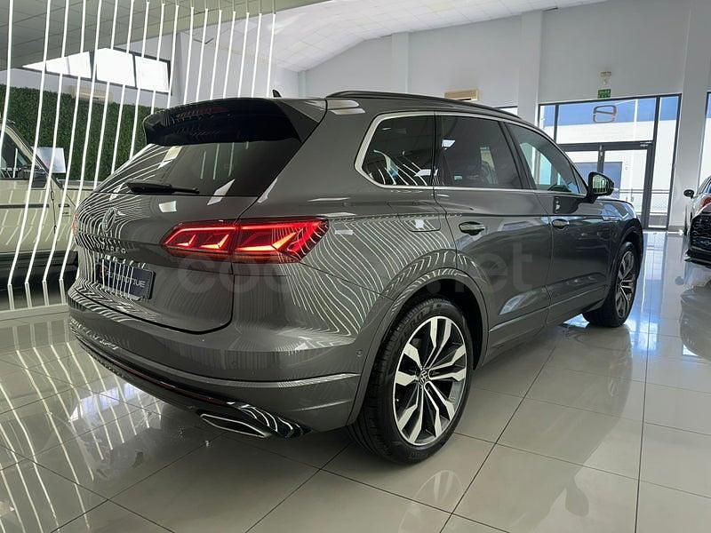 Usado VW Touareg R-line 286 CV (210 kW) 2022 Gris / plata SUV