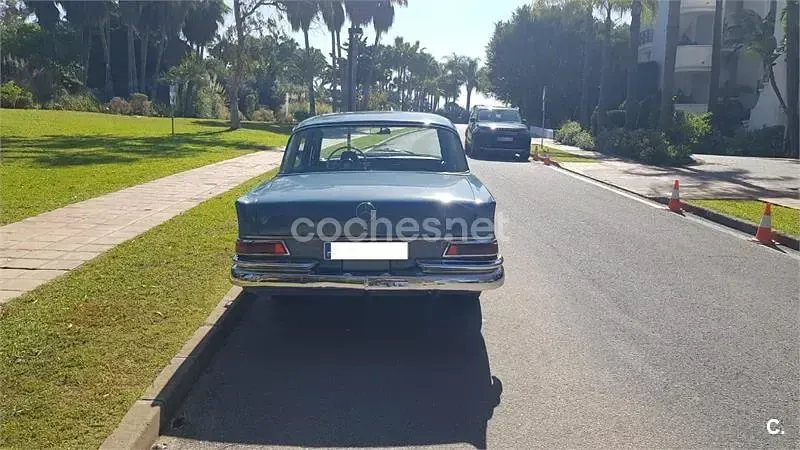 Usado Mercedes 200 75 CV (55 kW) 1985 Azul Familiar