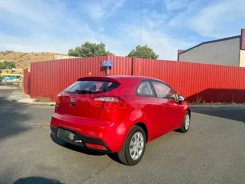 Usado Kia Rio 85 CV (62 kW) 2014 Granate Berlina