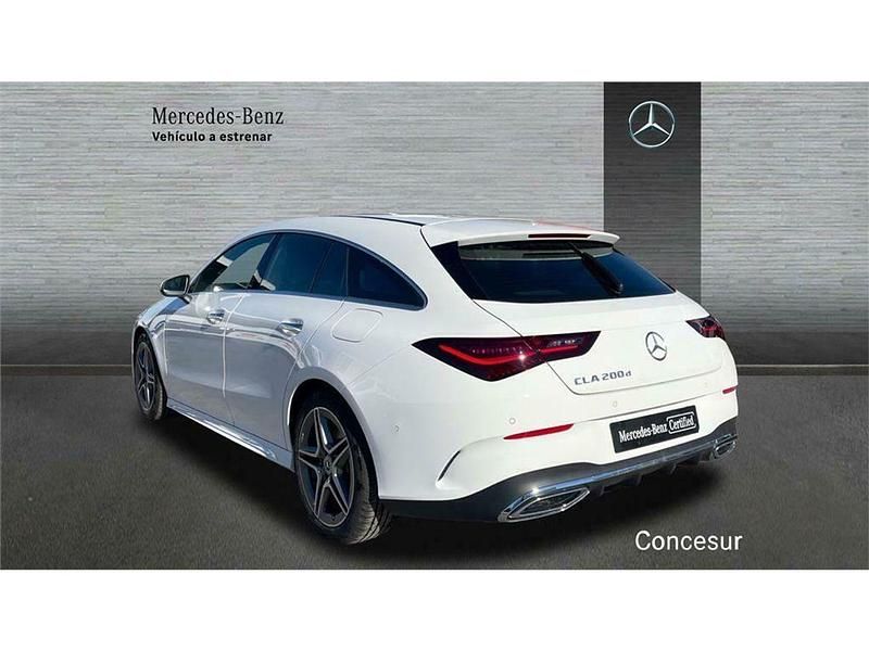 Usado Mercedes CLA200 Shooting Brake AMG line 150 CV (110 kW) 2024 Blanco Familiar