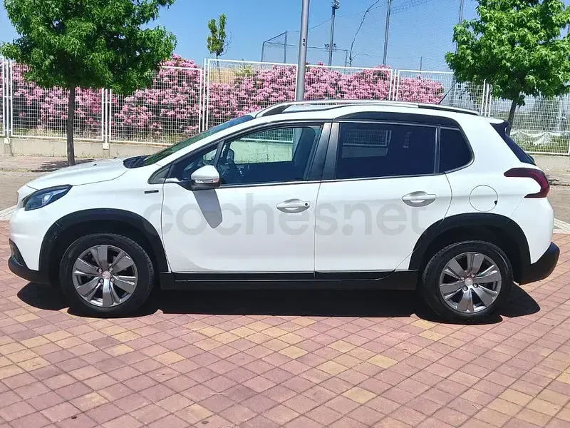 Usado Peugeot 2008 Signature Sky 100 CV (73 kW) 2019 Blanco SUV