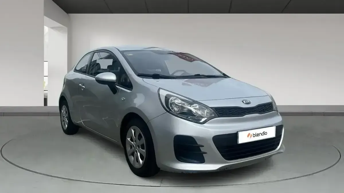 Usado Kia Rio 84 CV (61 kW) 2016 Gris Utilitario