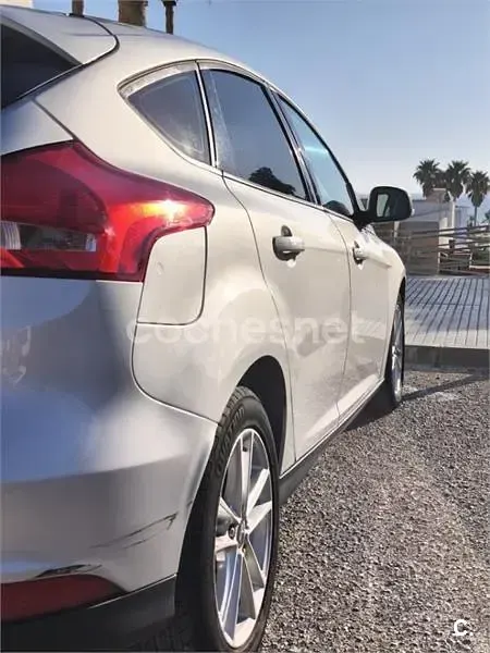 Usado Ford Focus Trend 100 CV (73 kW) 2018 Gris / plata Berlina